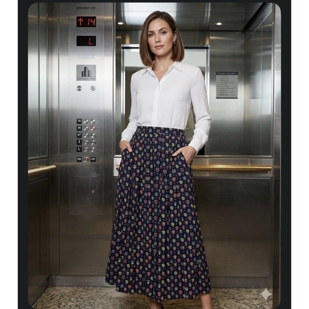 Vintage CHAUS Pleated Crest Print Pleated Skirt  w/ Pockets Crest Button Closure